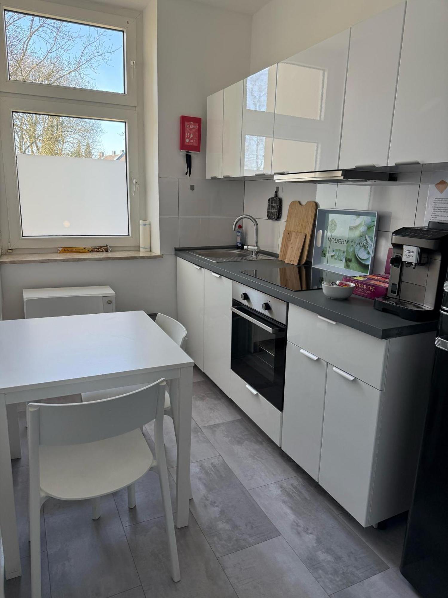 Freshly Renovated City Apartments Essen Kitchen Wifi Near Duesseldorf Airport Bagian luar foto